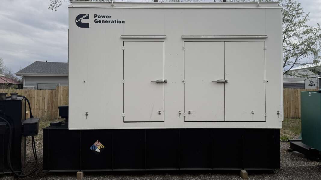 1000 KW Cummins #DQFAD, diesel generator set, 277/480 Volts, 279 hours, 1490 HP @ 1800 RPM, QST30-G5 NR2 - Image 1
