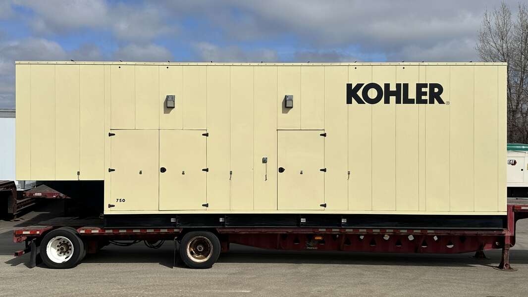 750 KW Kohler #750REZK, Natural gas generator set, 277/480 Volts, 976 hours, 1059 HP @ 1800 RPM, Siemens - Image 1