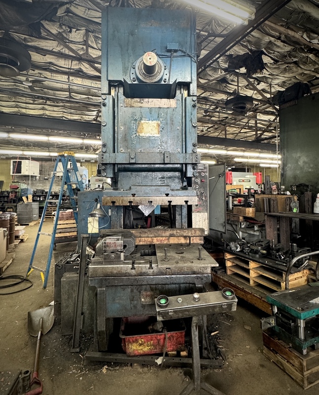 110 Ton, Niagara #E110, back gear obi press, 8" stroke, 21" Shut Height, 40 SPM, 5" adj., air clutch & brake - Image 2