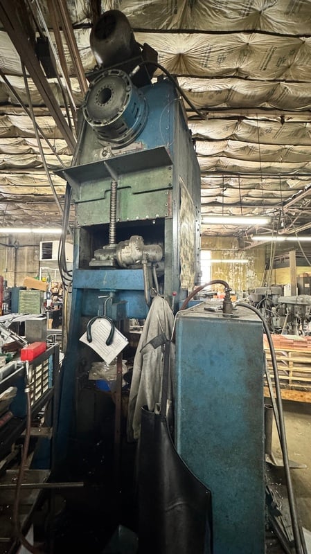 110 Ton, Niagara #E110, back gear obi press, 8" stroke, 21" Shut Height, 40 SPM, 5" adj., air clutch & brake - Image 3