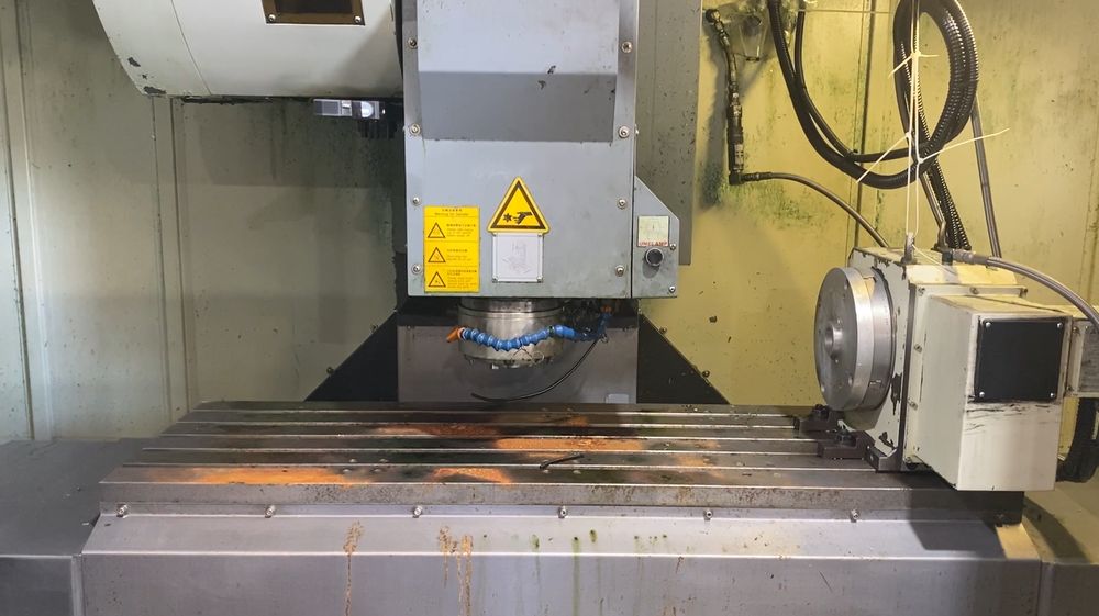 Akira-Seiki #SV1300, CNC vertical machining center, Mitsubishi Control, 50" X, 20" Y, 25" Z, 14000 RPM, 24 - Image 2