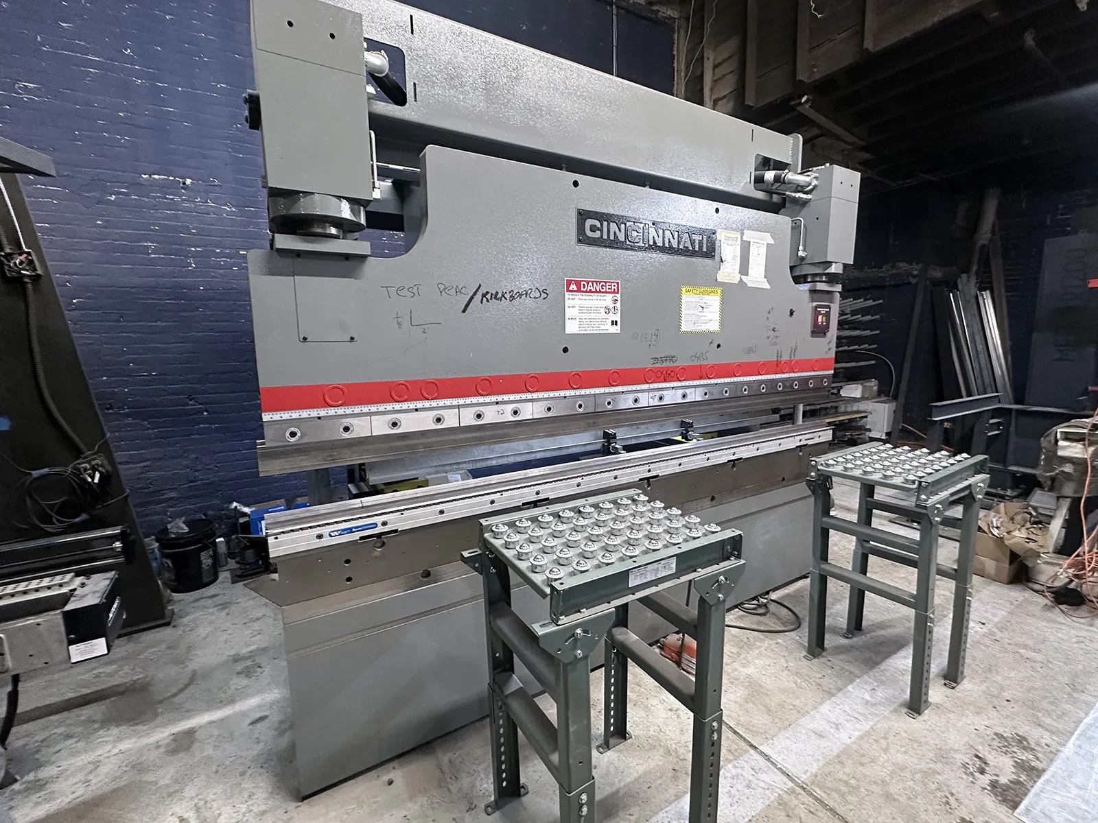 90 Ton, Cincinnati #90BX, hydraulic press brake, 10' overall, 102" between housing, 8" stroke, 15" open, 24" - Image 3