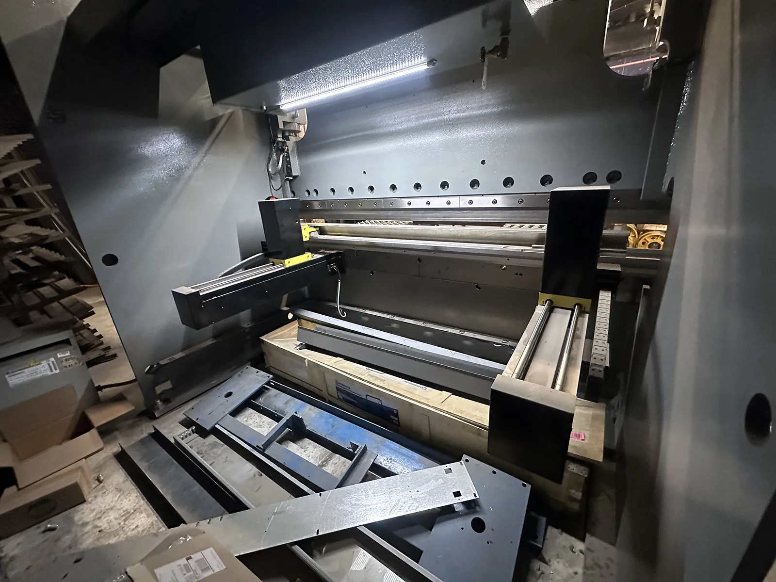 90 Ton, Cincinnati #90BX, hydraulic press brake, 10' overall, 102" between housing, 8" stroke, 15" open, 24" - Image 4