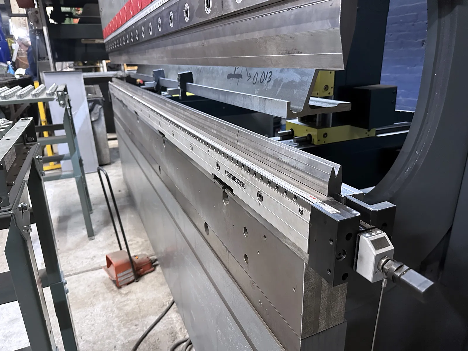 90 Ton, Cincinnati #90BX, hydraulic press brake, 10' overall, 102" between housing, 8" stroke, 15" open, 24" - Image 5