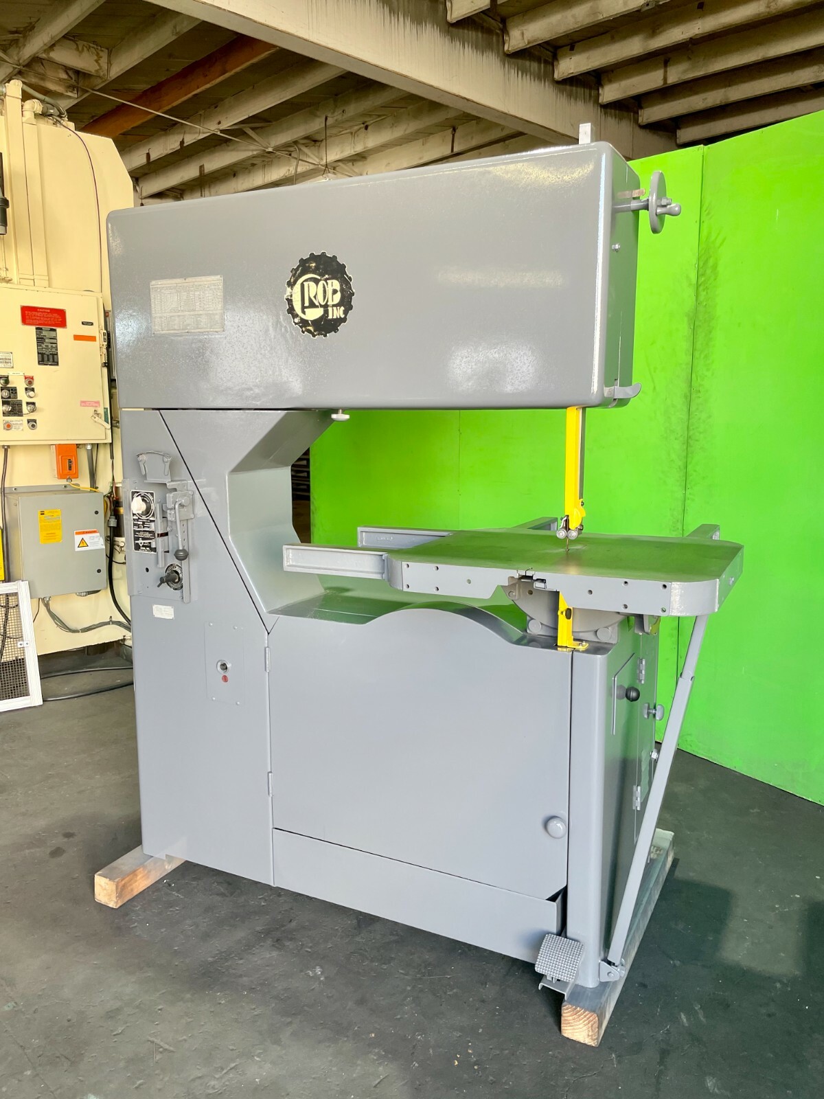 12" x 36" Grob #NS36, Vertical Band Saw, 2030 FPM, 24" x28" table, 1/16"- 1/2" blade, 1 HP, AS IS - Image 2