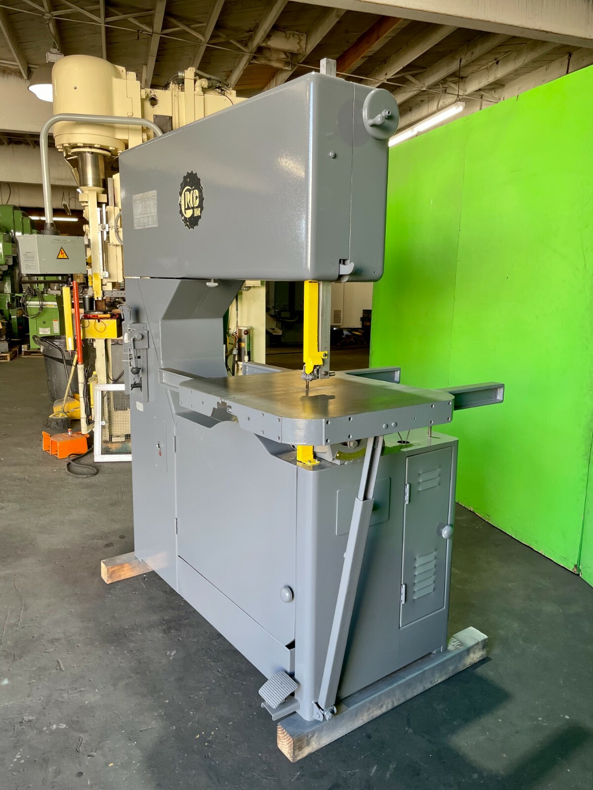 12" x 36" Grob #NS36, Vertical Band Saw, 2030 FPM, 24" x28" table, 1/16"- 1/2" blade, 1 HP, AS IS - Image 3