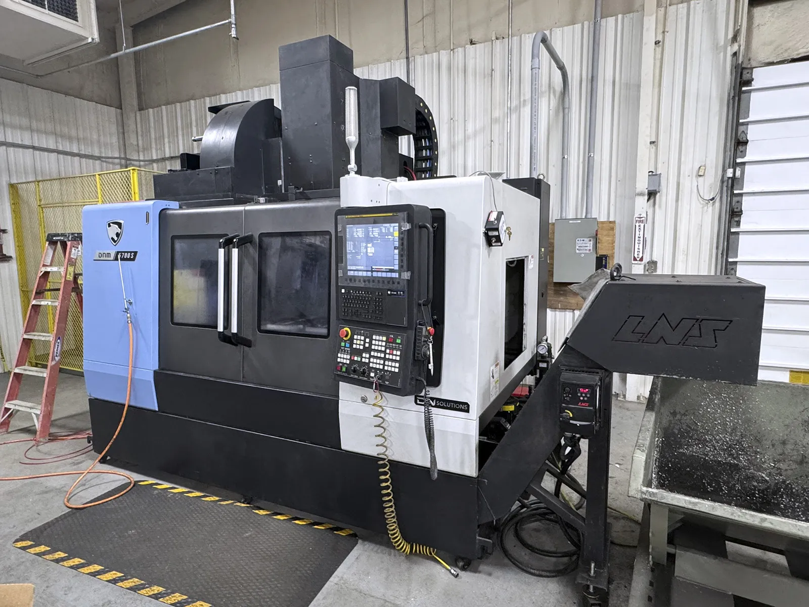 Daewoo Doosan #DNM-5700S, CNC vertical machining center, 40 automatic tool changer, 41.3" X, 22.4" Y, 20.1" - Image 1