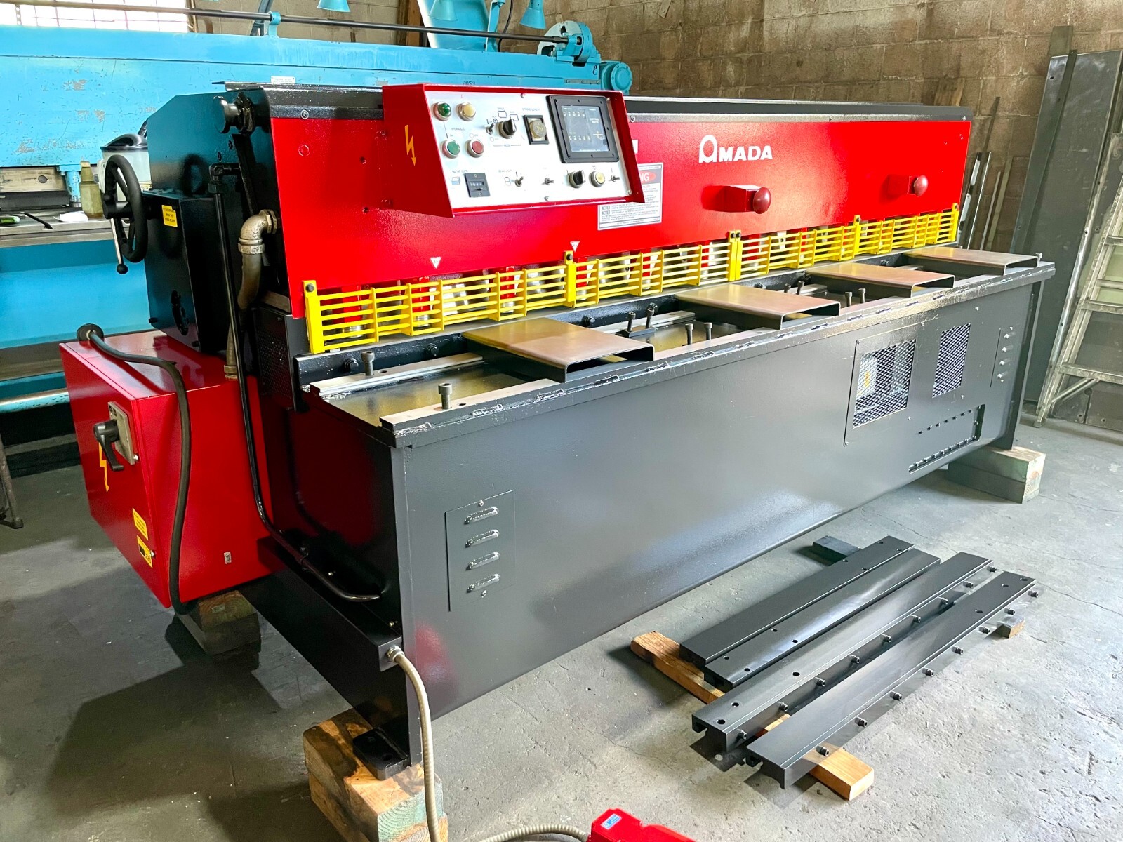 11 gauge x 8' Amada #S-2532, Hydraulic Shear, 23 SPM, front operated power back gauge, 1985 - Image 7