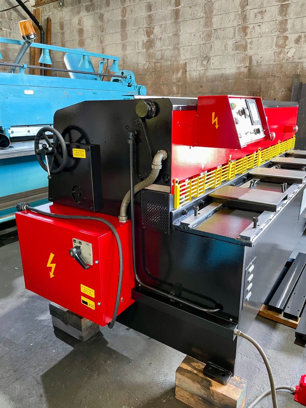 11 gauge x 8' Amada #S-2532, Hydraulic Shear, 23 SPM, front operated power back gauge, 1985 - Image 8