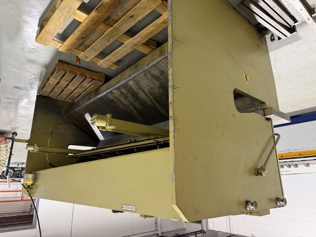 10 gauge x 10' Farina #CFO303, hydraulic power squaring shear, 20" throat depth, 18 hold downs, blade gap - Image 2