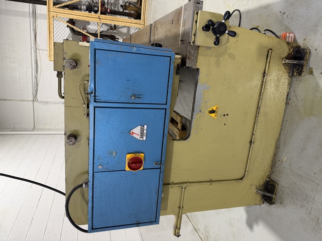 10 gauge x 10' Farina #CFO303, hydraulic power squaring shear, 20" throat depth, 18 hold downs, blade gap - Image 3