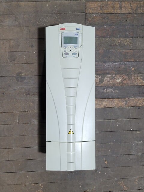 ABB #ACH550-UH-038A-4+K452, Variable Frequency Drive, 3PH, 25HP, 480 Volts, 18.5kW, 38A - Image 1