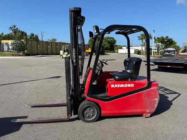 3400 lb. Raymond #RTW35, electric forklift, 24" lift height, 3-stage, side shift, 42" fork length, 2004 - Image 2