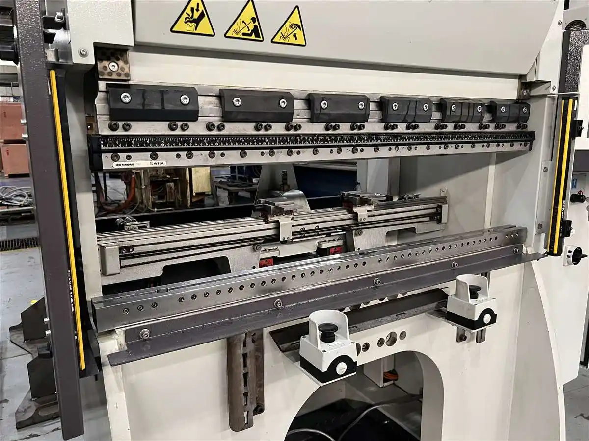 Strippit, LVD #Dyna-Press-24/12+, 27 ton electric press brake, manual clampiong, 4-Axis CNC Back Gauge, 2019 - Image 4