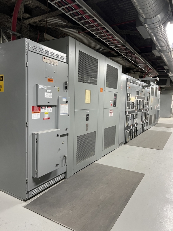 Cutler-Hammer/LG, Low Voltage Double-Ended Unit Substation, 3200 amp switchgear w/ Tie Breaker, (1) 2000 KVA - Image 1
