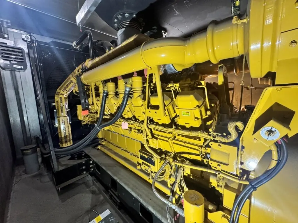 2000 KW Caterpillar #3516C, diesel generator set, 277/480 Volts, 3-phase, 141 hours, 1800 RPM, sound - Image 8