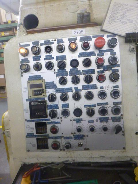 Pfauter #P-630, gear hobbing machine, with tailstock, automatic hob shift, slat type chip conveyor, 1975 - Image 5