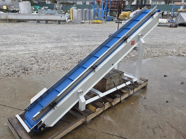12" wide x 10' long, Smalley, portable inclined cleated belt conveyor, adjustable side guides - Image 3