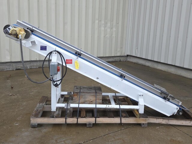 12" wide x 10' long, Smalley, portable inclined cleated belt conveyor, adjustable side guides - Image 4