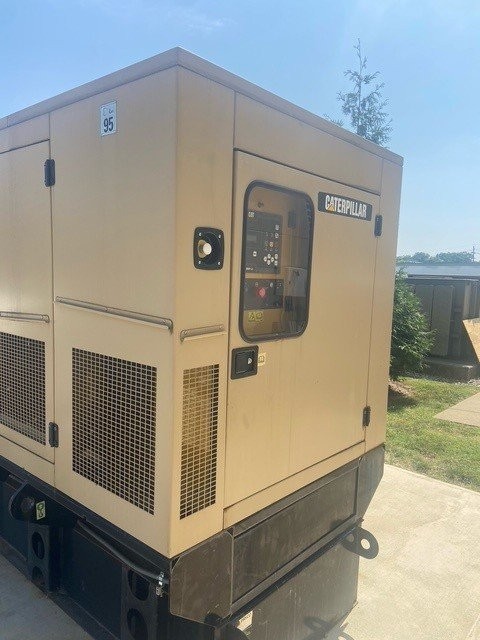 250 KW Caterpillar #C9, Diesel Generator Set, EMCP 3.2 control panel, 1800 RPM, 480 Volt, 3PH, 595 hours, 2007 - Image 2