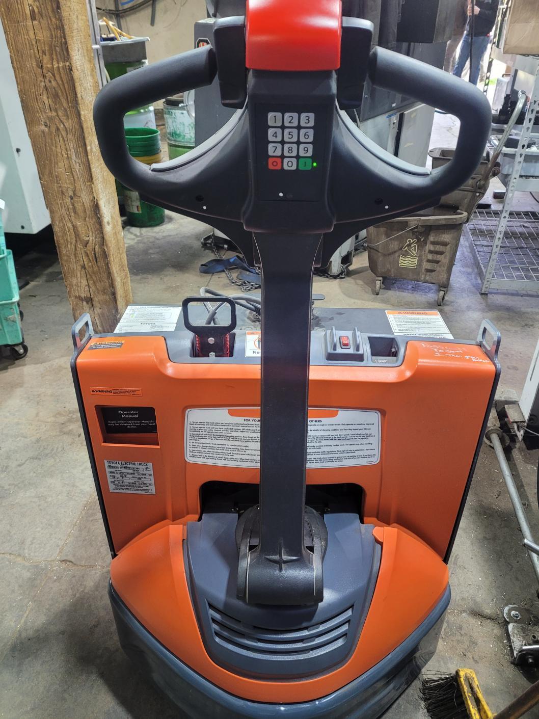 4500 lb. Toyota #8HBW23, electric walkie pallet jack, 60" fork lgths, 2013 - Image 2