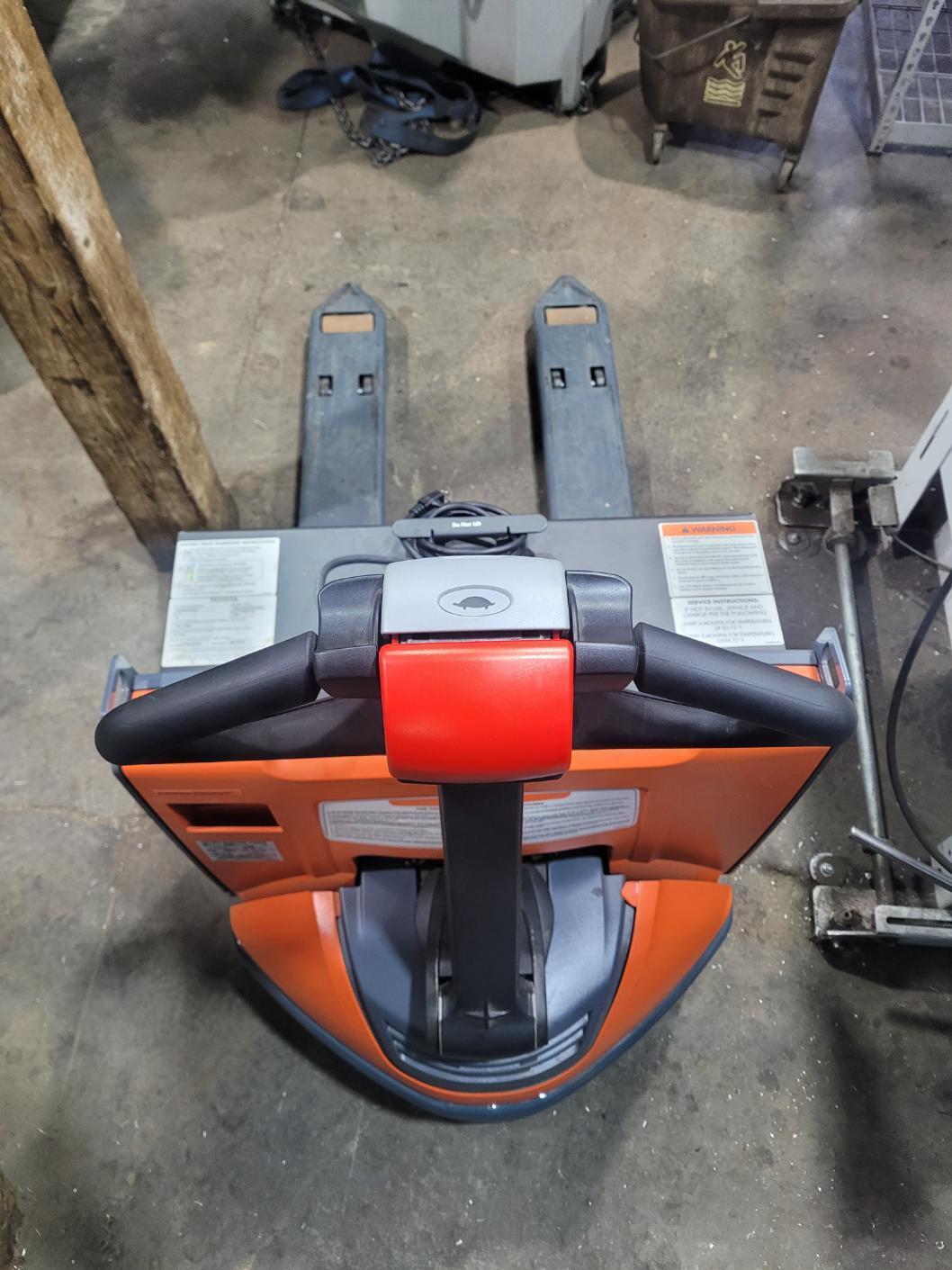 4500 lb. Toyota #8HBW23, electric walkie pallet jack, 60" fork lgths, 2013 - Image 8