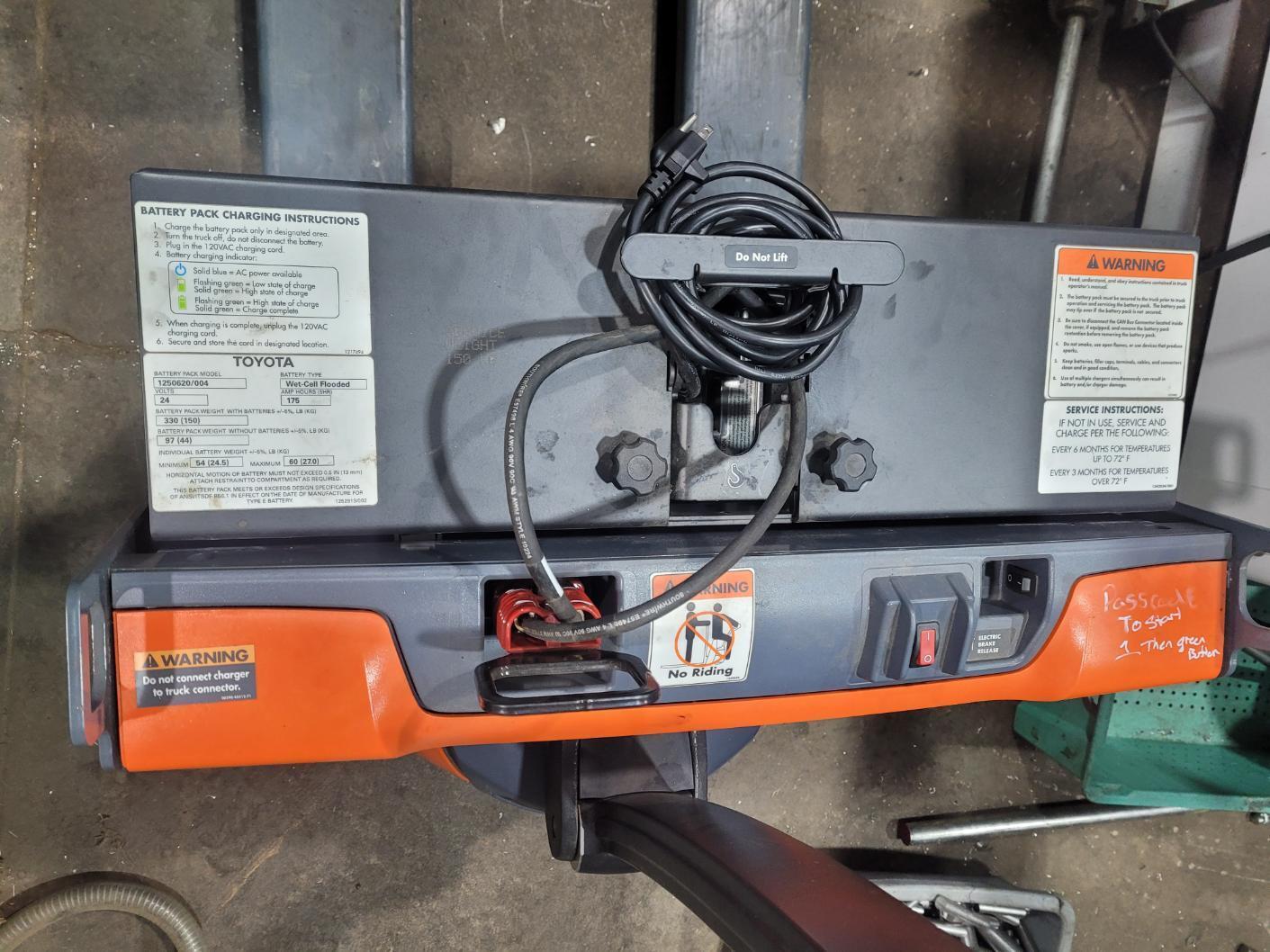 4500 lb. Toyota #8HBW23, electric walkie pallet jack, 60" fork lgths, 2013 - Image 9