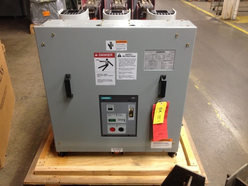 3000 Amps, Siemens, -5-gmi-350-3000-78, 100-140 VDC, w/outdoor walk-in gear - Image 1