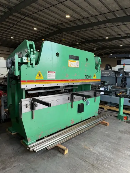 130 Ton, Accurpress #713010, hydraulic press brake, 10' overall, 100" between housing, 8" stroke, 10" throat - Image 3