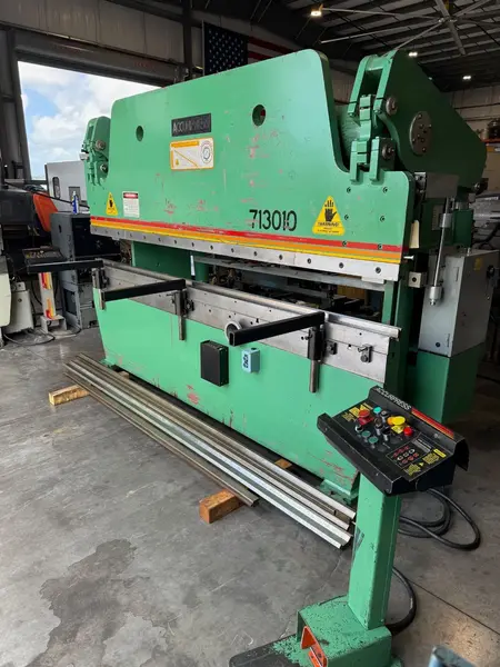 130 Ton, Accurpress #713010, hydraulic press brake, 10' overall, 100" between housing, 8" stroke, 10" throat - Image 4