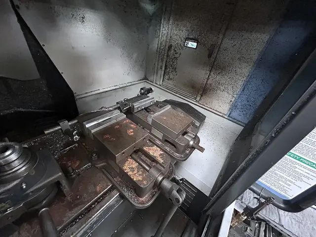 Daewoo Doosan #DNM-400, CNC vertical machining center, 30 automatic tool changer, 30" X, 17.8" Y, 20.1" Z - Image 7