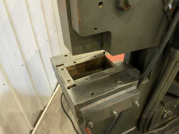 6" x 6" x 1/2" Edwards #120, hydraulic ironworker, 120 ton, 10 HP, 30 SPM, electric foot trip - Image 9