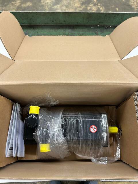 1 kW Schneider Electric Servo Motor SH31003P12A2000 - 6000 RPM - Image 1