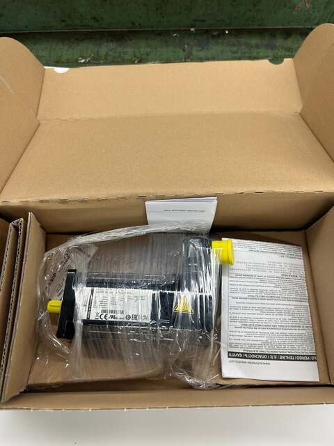 1 kW Schneider Electric Servo Motor SH30701P12F2000 - 6000 RPM - Image 1