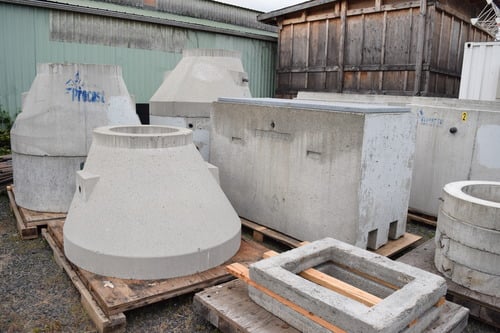 Concrete Manholes, (7) risers, (adjustable risers, (6) Base Sections, vault w/ rectangle metal top - Image 5