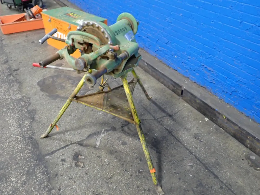 Ridgid #300, Portable Pipe Threader, 8" 3-Jaw Chuck, 2.5" Hole in Back, 115 V - Image 3