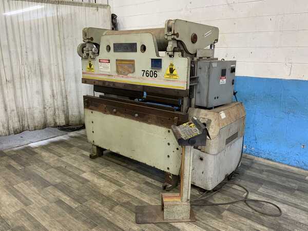 60 Ton, Accurpress #7606, hydraulic press brake, 6' overall, 52" between housing, 8" stroke, 8" throat, 10 HP - Image 1