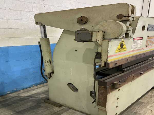 60 Ton, Accurpress #7606, hydraulic press brake, 6' overall, 52" between housing, 8" stroke, 8" throat, 10 HP - Image 4
