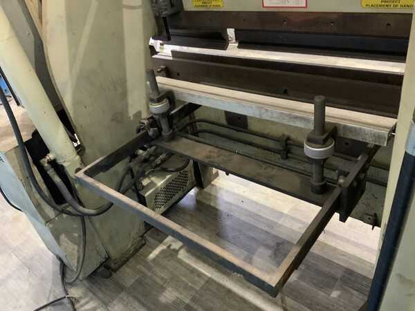 60 Ton, Accurpress #7606, hydraulic press brake, 6' overall, 52" between housing, 8" stroke, 8" throat, 10 HP - Image 5