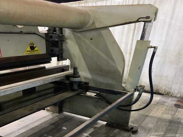 60 Ton, Accurpress #7606, hydraulic press brake, 6' overall, 52" between housing, 8" stroke, 8" throat, 10 HP - Image 8