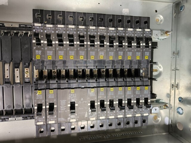 250 Amp. Square D, NF442L2C-NF, Panelboard, 600Y/347 Volts, 3 PH, 4 Wire, 42 Space - Image 6