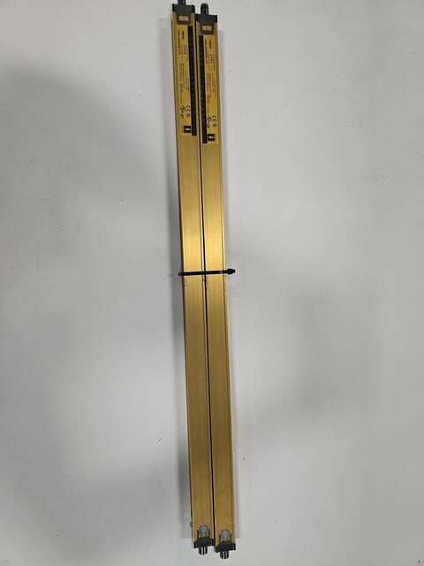 OMRON F3SNA0757P25L01 / F3SNA0757P25D01 Light Curtain Set USED - Image 1