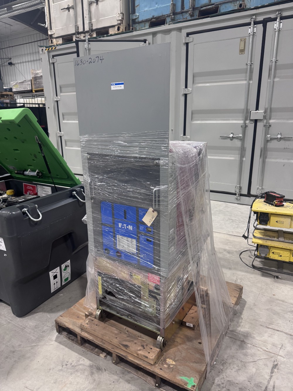 Eaton VR-Series Vacuum Breaker/50 DH-VR-250 Circuit Breaker - 4.76 KV,, 1200A, 29 KA - 125 VDC Controls - Image 1