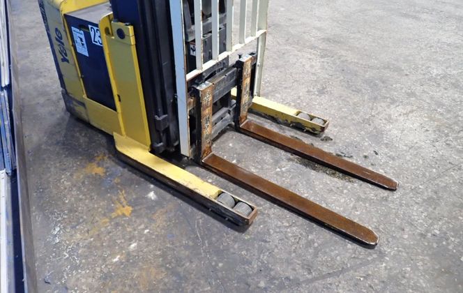 2800 lb. Yale #MRW030LEN24TE078, Electric Straddle Lift, 4" x 42" Forks, 130" Load height, 24" Load Center - Image 7
