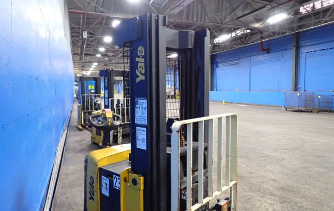 2800 lb. Yale #MRW030LEN24TE078, Electric Straddle Lift, 4" x 42" Forks, 130" Load height, 24" Load Center - Image 8