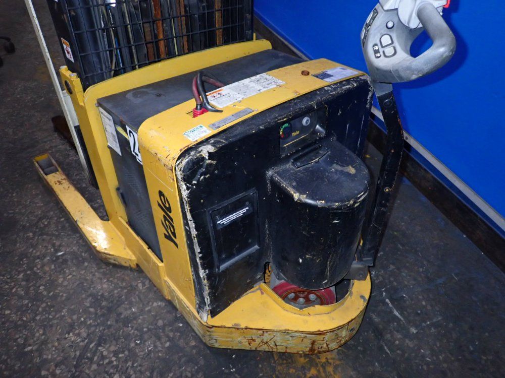 3000 lb. Yale #MRW030LEN24TE078, Electric Straddle Lift, 4" x 42" Forks, 130" Load height, 24" Load Center - Image 5