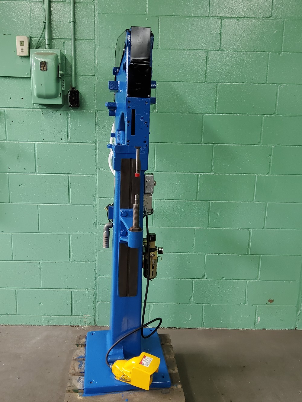 Clinching Machine, set for 24 & 26 gaguge, air + 110 power, rebuilt - Image 1