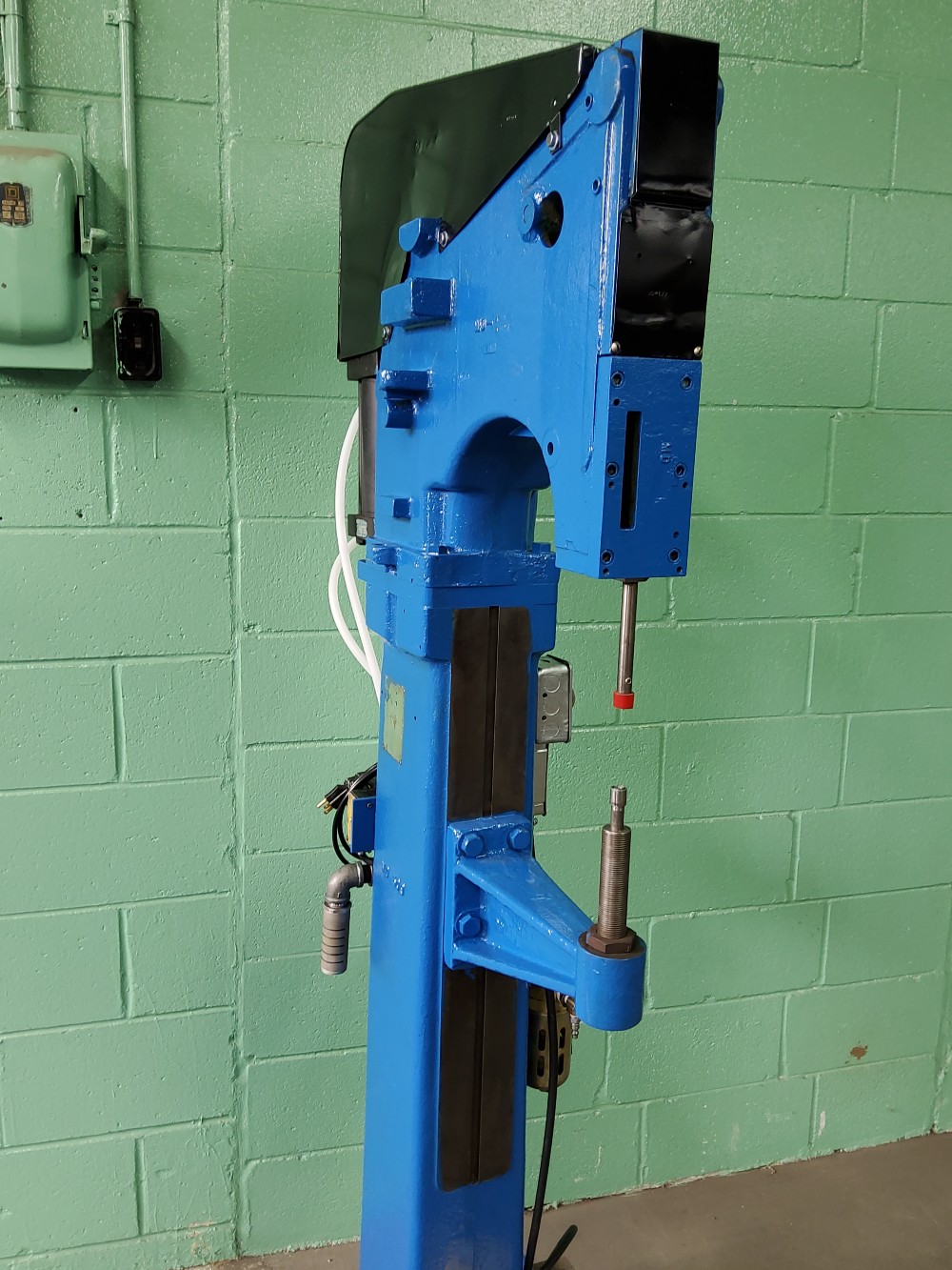 Clinching Machine, set for 24 & 26 gaguge, air + 110 power, rebuilt - Image 4