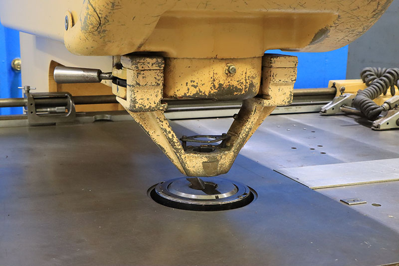 30 Ton, Strippit #Super-30/30, semi-auto single punch press, 30" throat, 72" x 48" table, misc. tooling, 1981 - Image 5