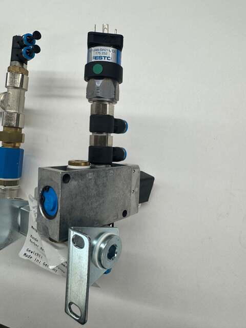 Festo Pneumatic Pressure Switch Assembly PEV-1/4-A-SW27-B-OD / 175252 G 1/4 15 to 145 PSI - Image 2